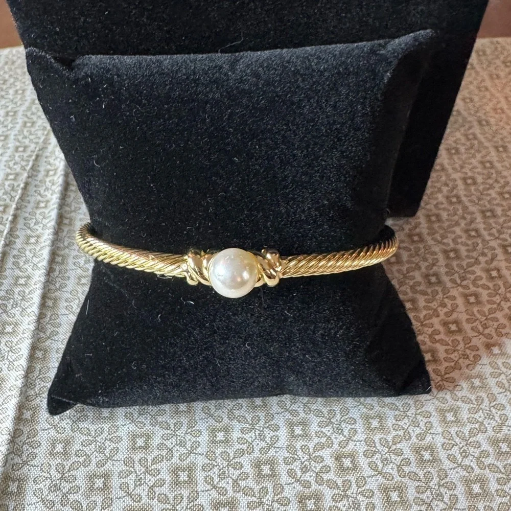 Elegant Gold Bracelet with Pearl Accent